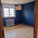piece de taille moyenne avec un mur bleu