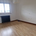 piece de taille moyenne avec un mur blanc